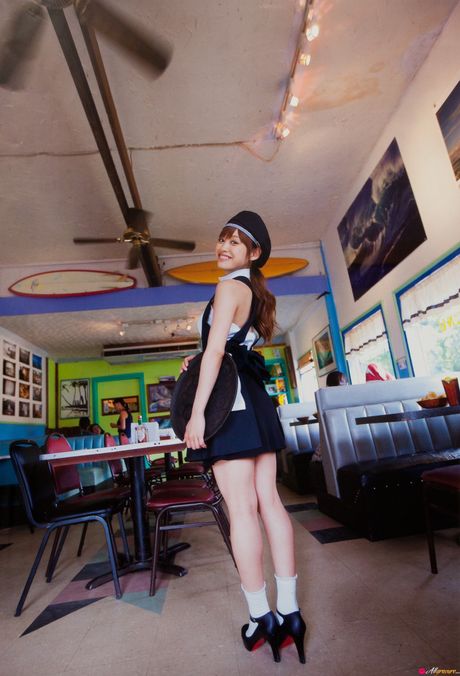 亞洲少女高橋愛脫掉衣服，展現她火辣的身材