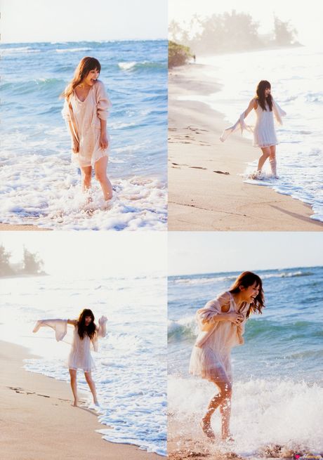 亞洲少女高橋愛脫掉衣服，展現她火辣的身材