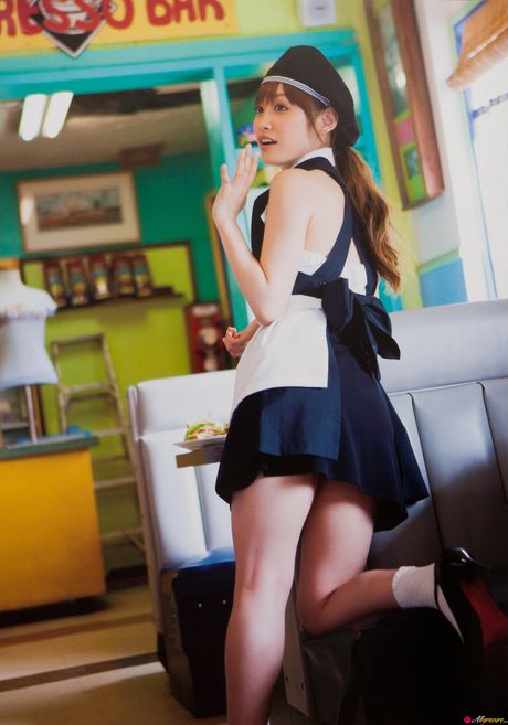 亞洲少女高橋愛脫掉衣服，展現她火辣的身材