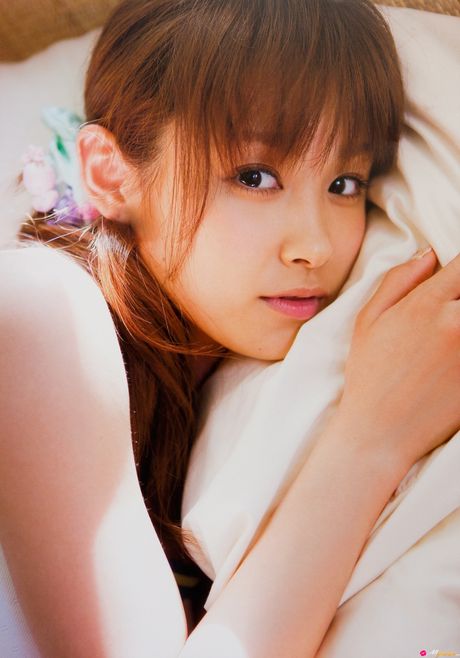 亞洲少女高橋愛脫掉衣服，展現她火辣的身材