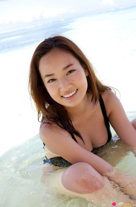 Brunøjede japanske babe Kaho Takashima viser sine bryster og fisse