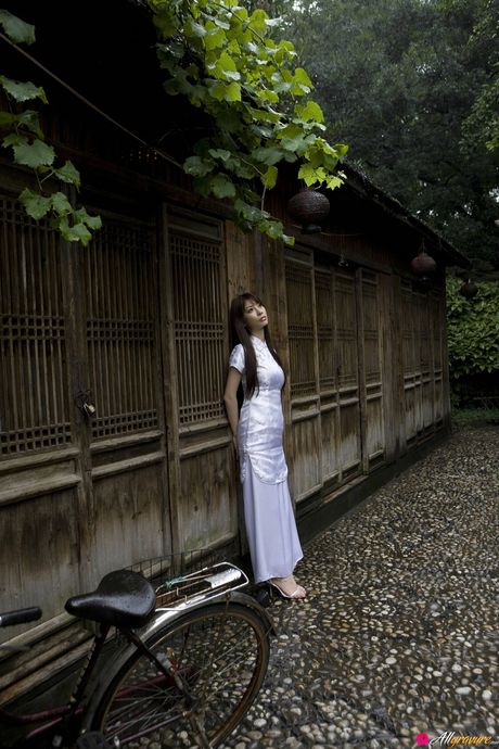 アジアのキュートな中山めぐみが大きな胸を誇示し、ソロでポーズをとる