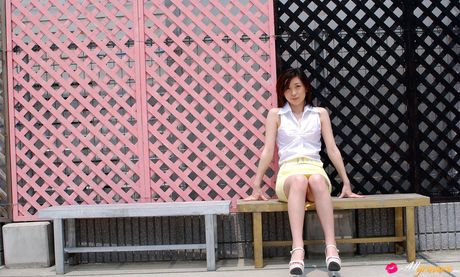 Asiatisk søde Haruka Osawa fremhæver sin lækre røv og demonstrerer sin blotlagte krop i en solo