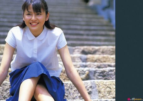 茶色の瞳の日本の美女、長澤まさみがソロでボディを披露