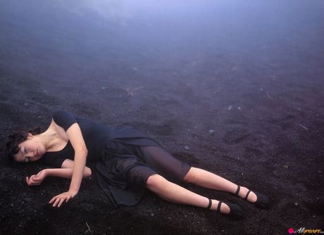 茶色の瞳の日本の美女、長澤まさみがソロでボディを披露