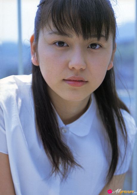 茶色の瞳の日本の美女、長澤まさみがソロでボディを披露