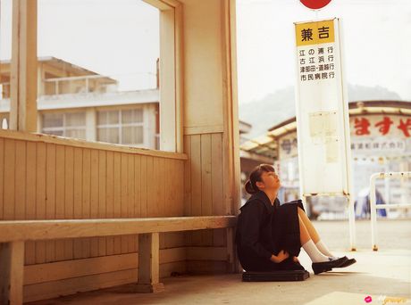 茶色の瞳の日本の美女、長澤まさみがソロでボディを披露