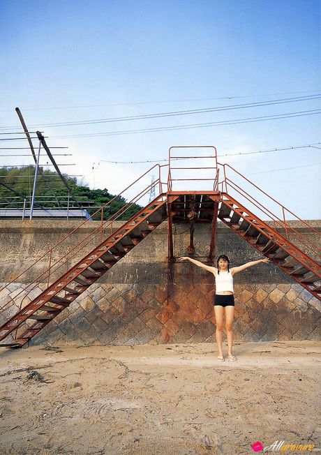 茶色の瞳の日本の美女、長澤まさみがソロでボディを披露