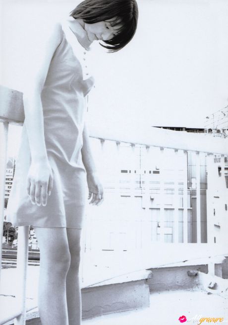 茶色の瞳の日本の美女、長澤まさみがソロでボディを披露