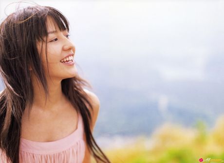 茶色の瞳の日本の美女、長澤まさみがソロでボディを披露