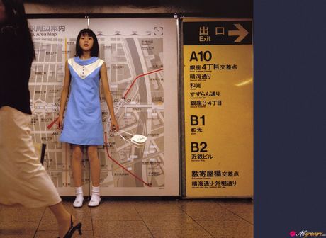 茶色の瞳の日本の美女、長澤まさみがソロでボディを披露