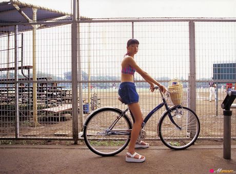 茶色の瞳の日本の美女、長澤まさみがソロでボディを披露