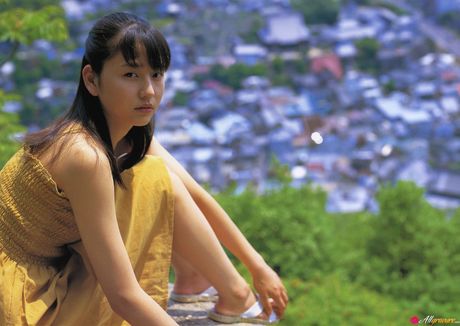 茶色の瞳の日本の美女、長澤まさみがソロでボディを披露