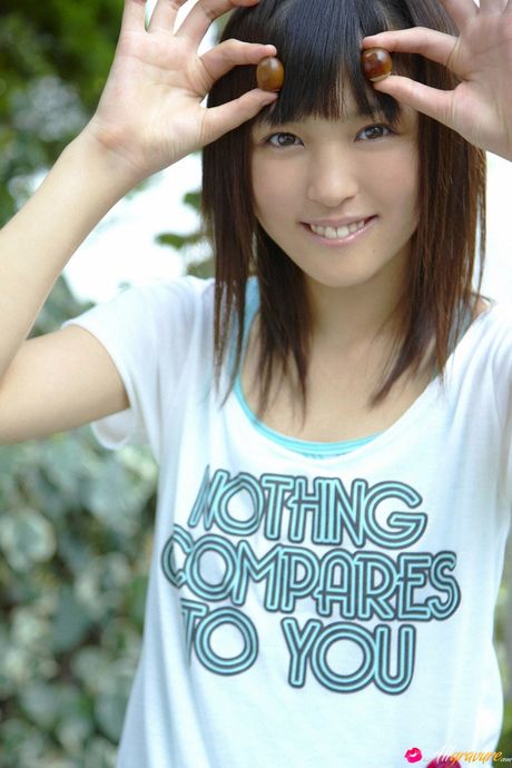 Asiatisk babe Moe Arai bliver nøgen på et tæppe i en mark