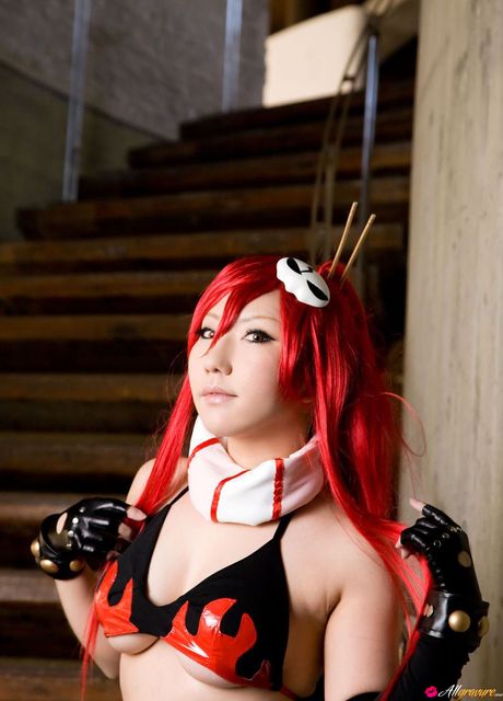 比基尼上衣和短褲是她性感裝扮的全部