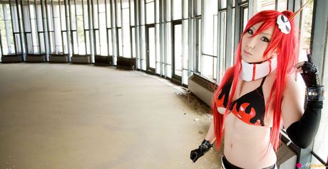 比基尼上衣和短褲是她性感裝扮的全部