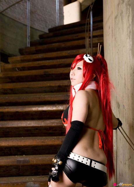 比基尼上衣和短褲是她性感裝扮的全部