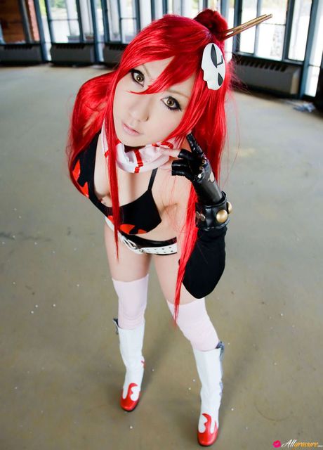 比基尼上衣和短褲是她性感裝扮的全部