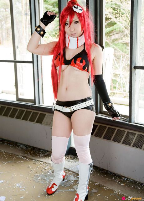 比基尼上衣和短褲是她性感裝扮的全部