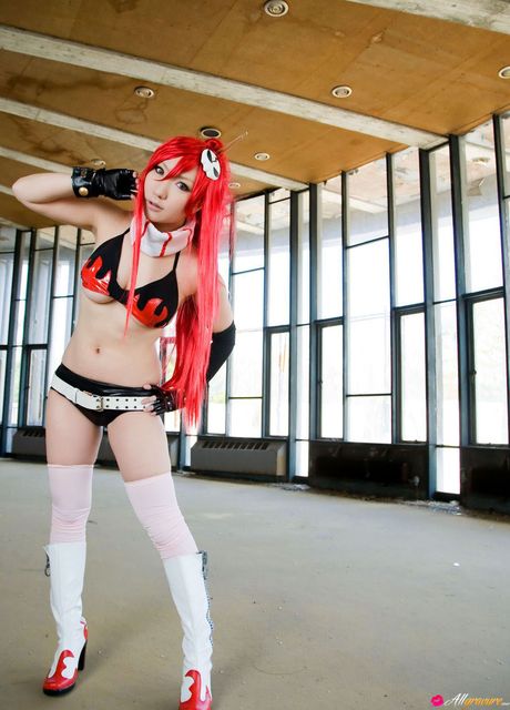 比基尼上衣和短褲是她性感裝扮的全部