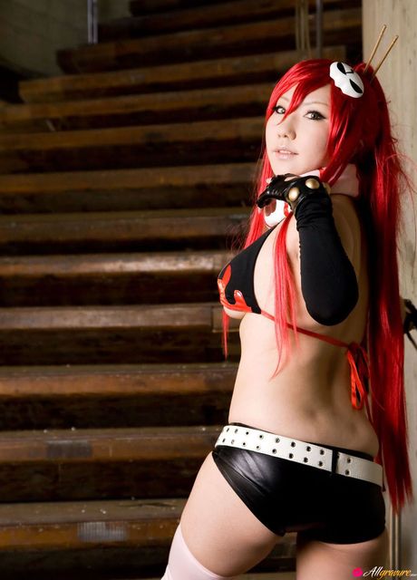 比基尼上衣和短褲是她性感裝扮的全部