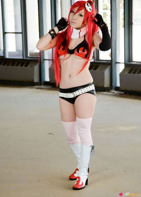 比基尼上衣和短褲是她性感裝扮的全部