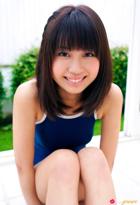 亞洲少女山口美津希在後院的毛毯上赤裸裸