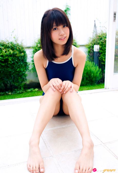 亞洲少女山口美津希在後院的毛毯上赤裸裸