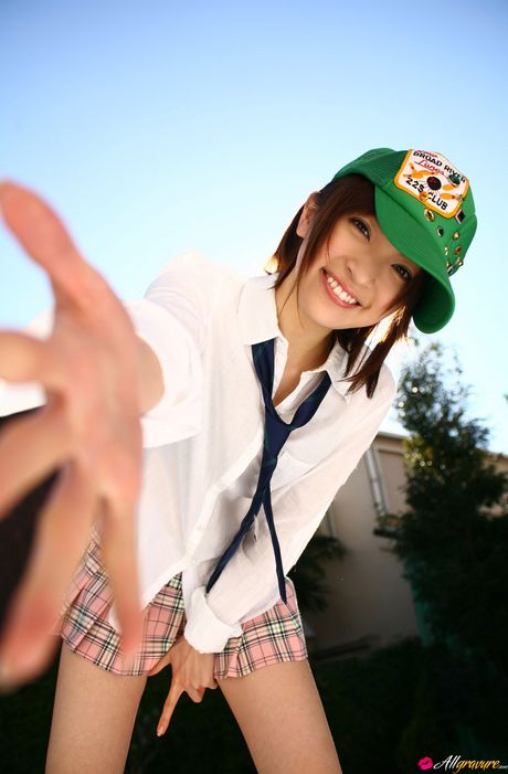 可愛的日本美女 Ryoko Tanaka 脫下內衣，展示她豐滿的臀部