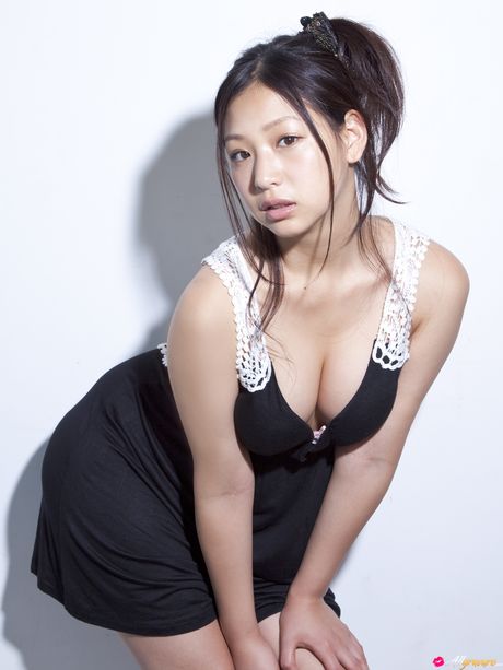 アジア美人の佐山彩香が大きな胸を披露し、ソロでポーズをとる