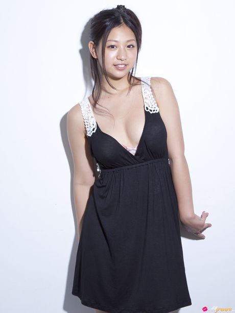 亞洲美女 Ayaka Sayama 展示她的大胸部並獨自擺姿勢