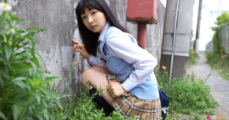 Den asiatiske pige Kotone Moriyama viser sine fantastiske bryster frem og poserer i skoleuniform