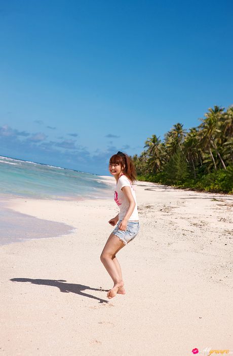 Den asiatiske skønhed Misaki Nito tager sin bikini af i et sandet område