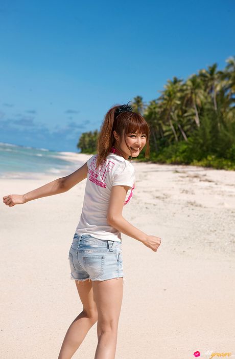 Den asiatiske skønhed Misaki Nito tager sin bikini af i et sandet område