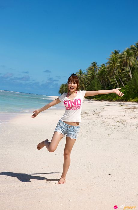 Den asiatiske skønhed Misaki Nito tager sin bikini af i et sandet område