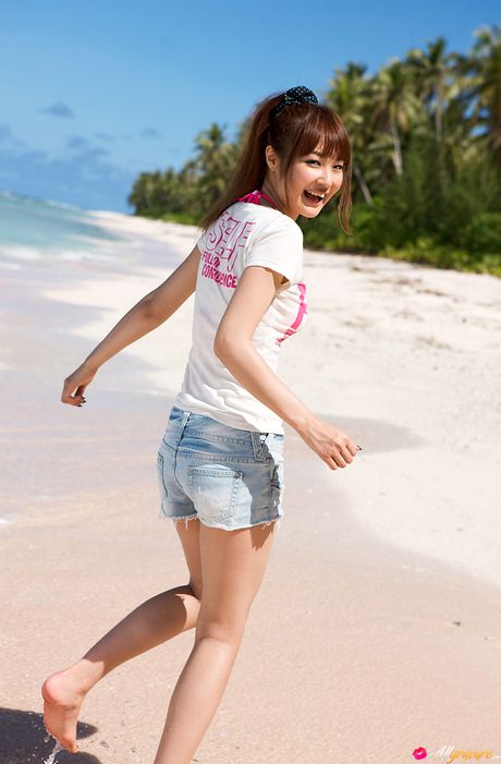 Den asiatiske skønhed Misaki Nito tager sin bikini af i et sandet område