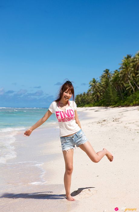 Den asiatiske skønhed Misaki Nito tager sin bikini af i et sandet område