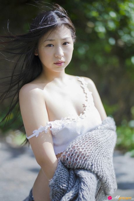 アジアンドールの佐山彩香がドレスを脱ぎ、庭でカメラの前で裸になる