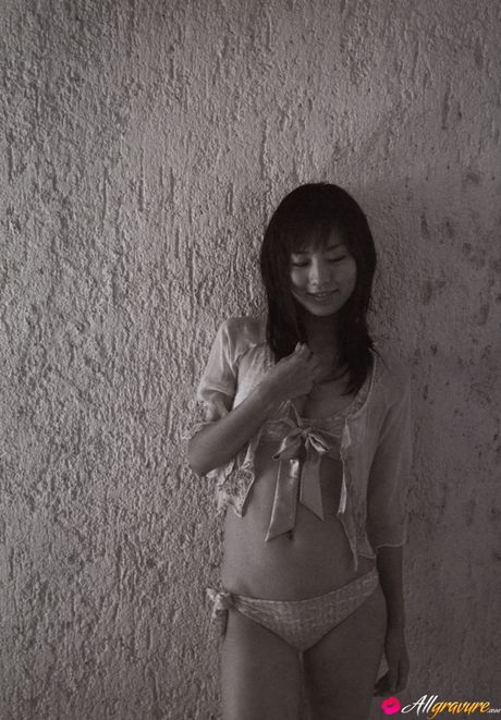 Dejlig asiatisk Yui Ichikawa præsenterer sin perfekte røv og poserer solo