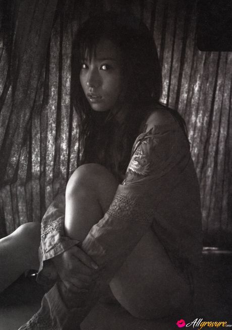 Dejlig asiatisk Yui Ichikawa præsenterer sin perfekte røv og poserer solo