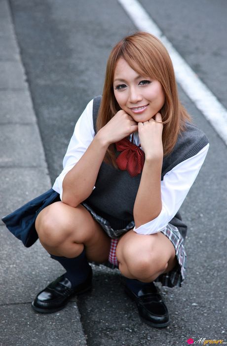 亞洲女學生 Rio Sakura 脫光衣服，露出性感的臀部