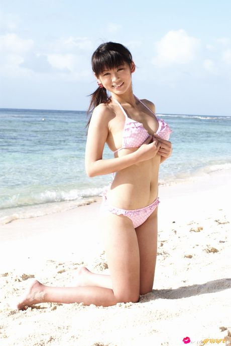 身穿比基尼的亞洲女孩 Yuka Kosaka 在陽光下擺姿勢