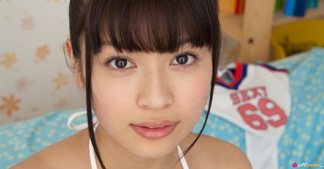 Asiatisk dukke Yuuri Shiina fjerner sin bikini og viser sine små bryster