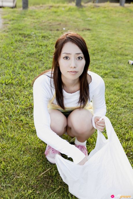 Den asiatiske teenager Momoko Tani tager sit tøj af og fanger sit himmelklædte udseende i en solo