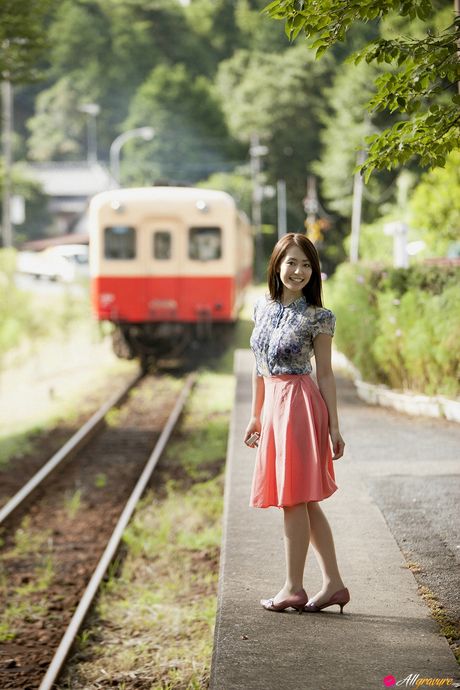 Den asiatiske teenager Momoko Tani tager sit tøj af og fanger sit himmelklædte udseende i en solo