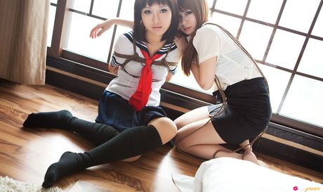 女子高生のディムディムとカイラ・ラブが教師に縛られ猿ぐつわをかまされる