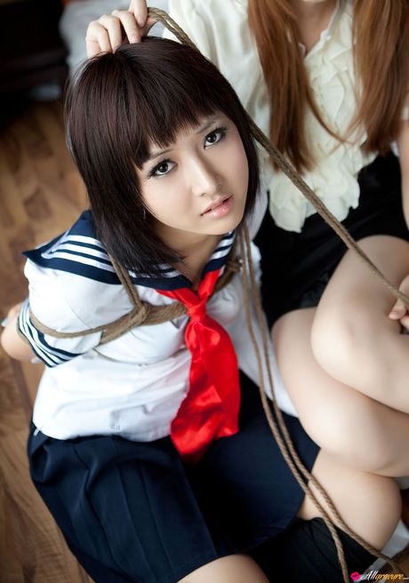 女子高生のディムディムとカイラ・ラブが教師に縛られ猿ぐつわをかまされる