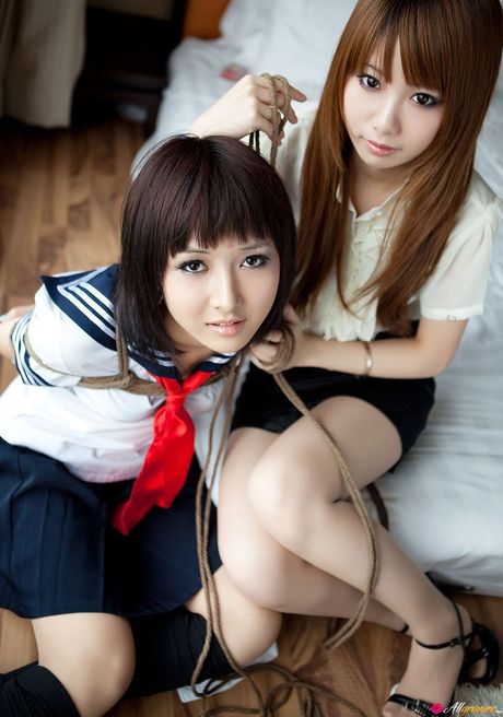 女子高生のディムディムとカイラ・ラブが教師に縛られ猿ぐつわをかまされる