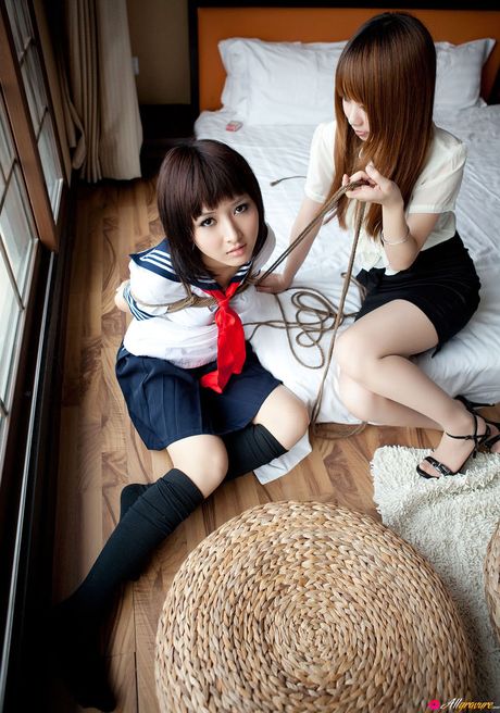 女子高生のディムディムとカイラ・ラブが教師に縛られ猿ぐつわをかまされる