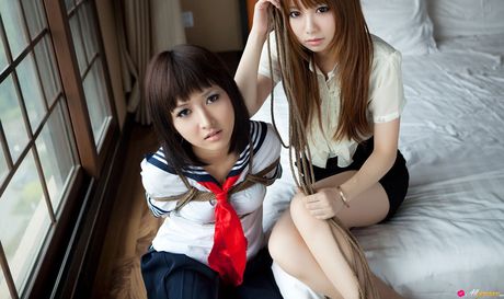 女子高生のディムディムとカイラ・ラブが教師に縛られ猿ぐつわをかまされる